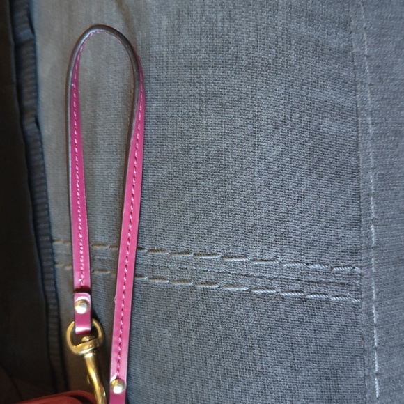 Coach Poppy Signature Bow Wristlet Fuchsia & Gold - Picture 13 of 17